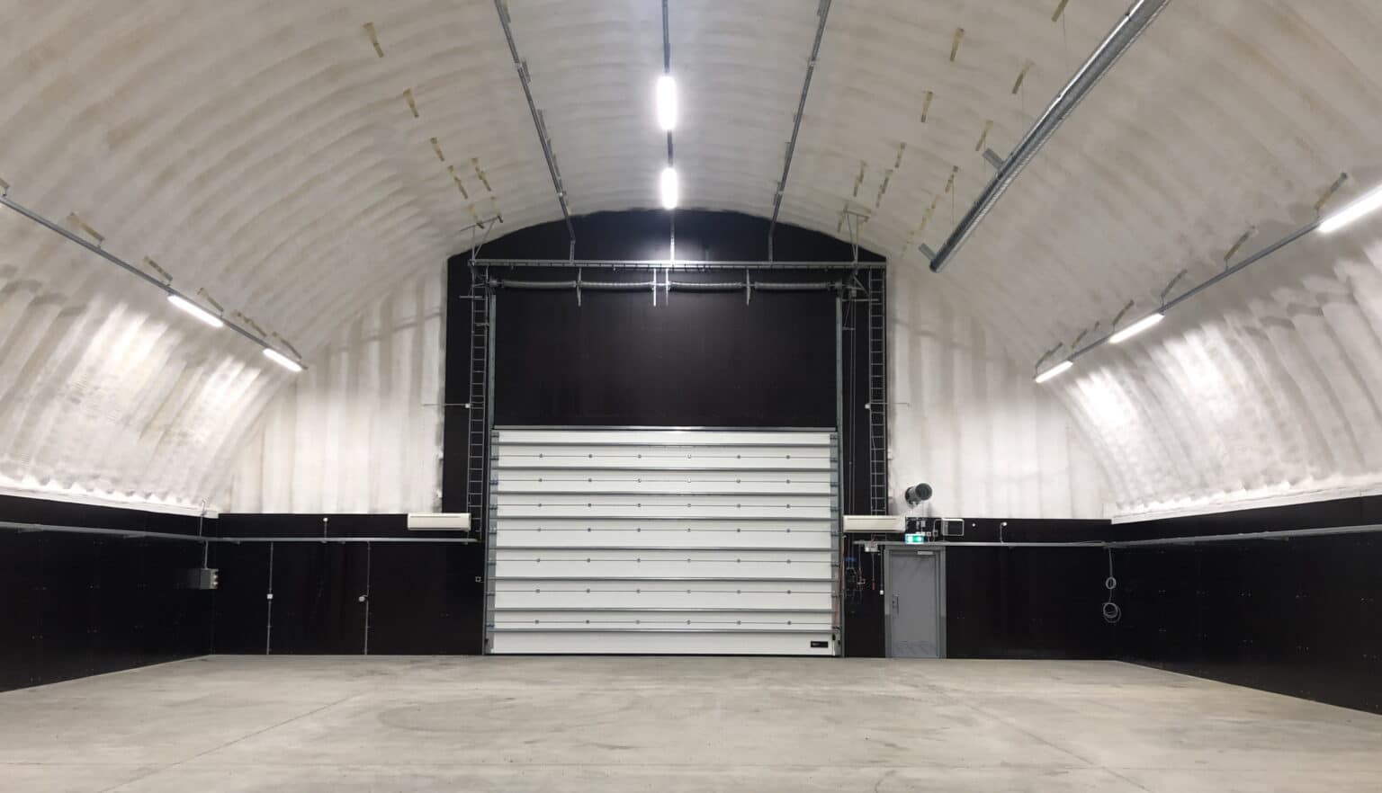 Lämmin kaarihalli, konehalli, varastohalli.