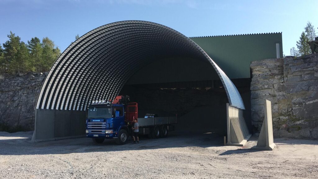 Konehallit suojaavat kalustoa ja materiaaleja säältä