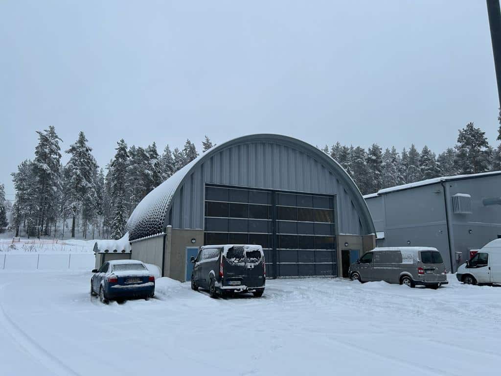 Lämpökeskuksen biopolttoainevarastona toimiva teräskaarihalli.