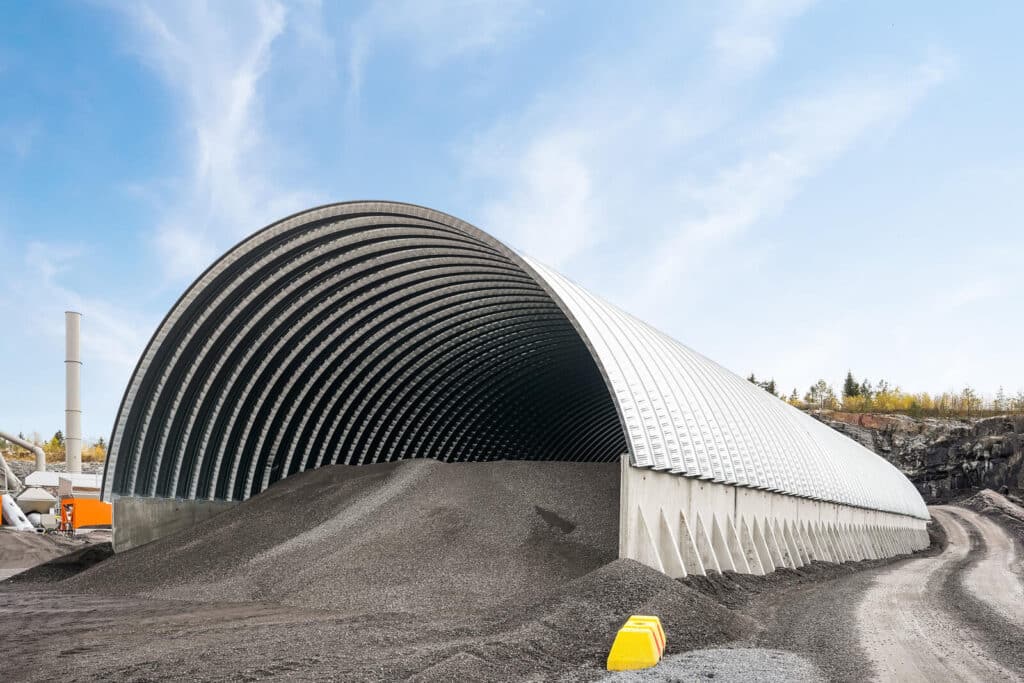 Hiekkahalli, hiekkavarasto, murskevarasto tai sepelivarasto ammattikäyttöön Kaarirakenteelta.