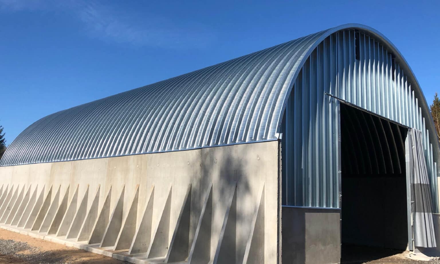 Kaarihalli, varastohalli, teollisuushalli, konehalli.