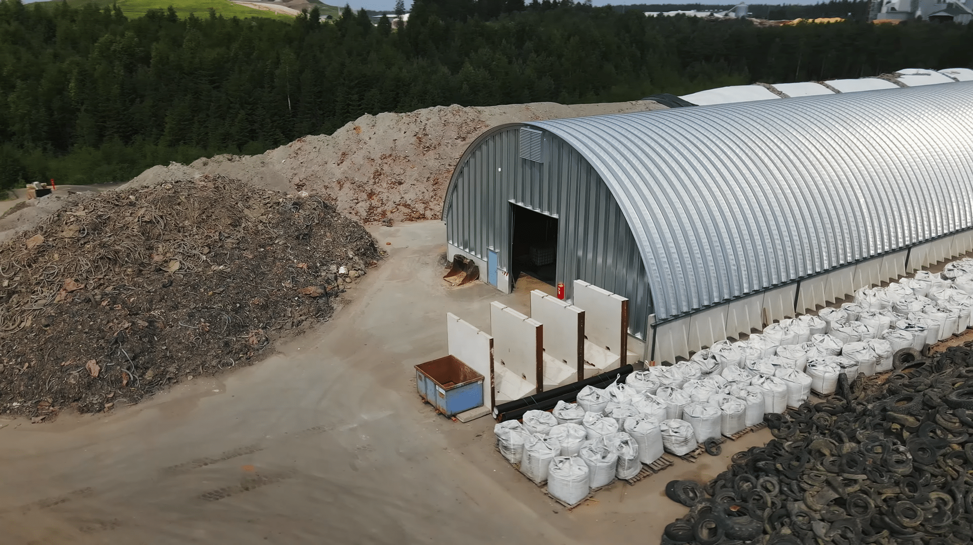 Varastohalli kierrätysmateriaalien varastointiin.