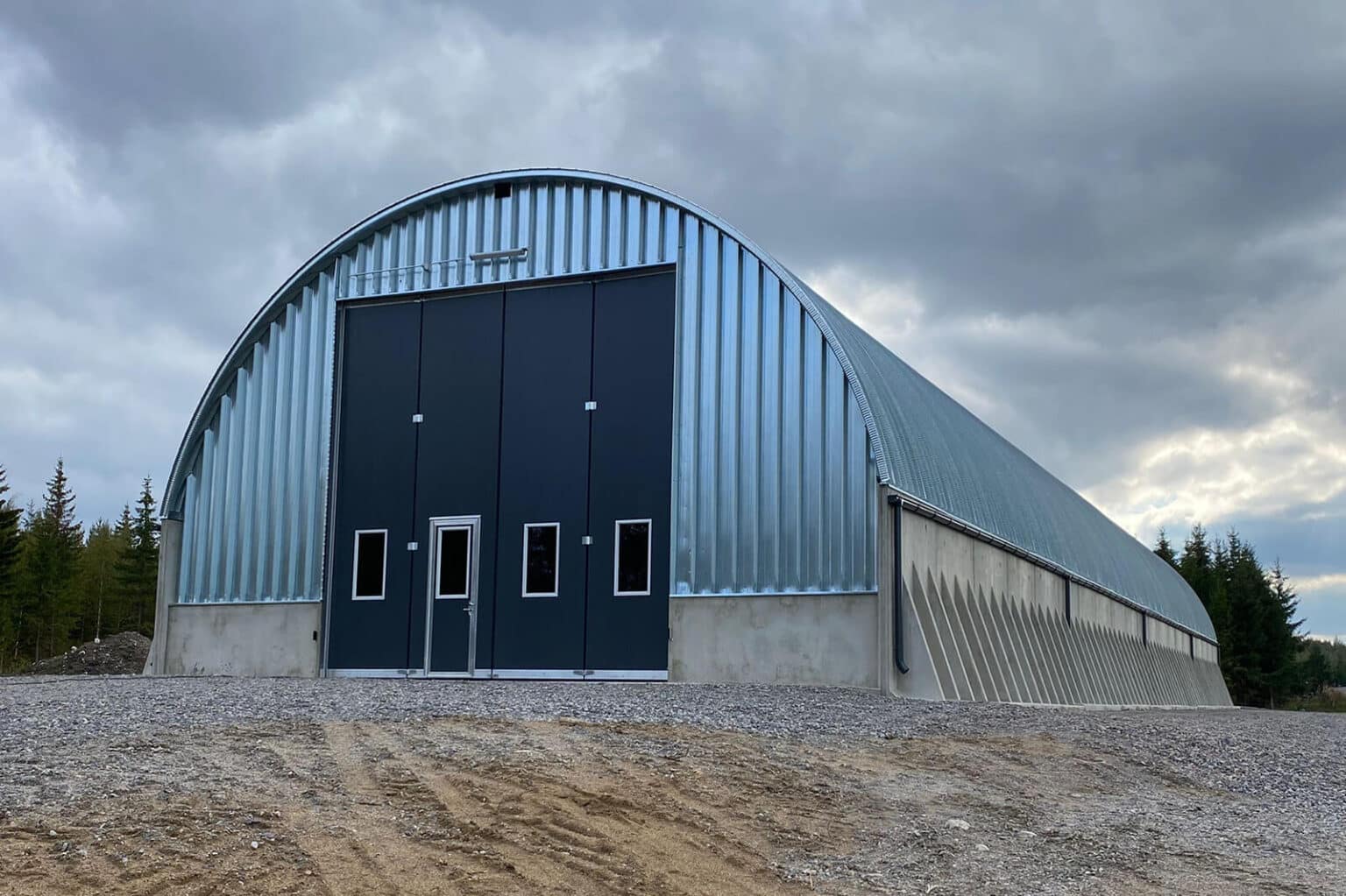 Konehalli Kaarirakenteelta.