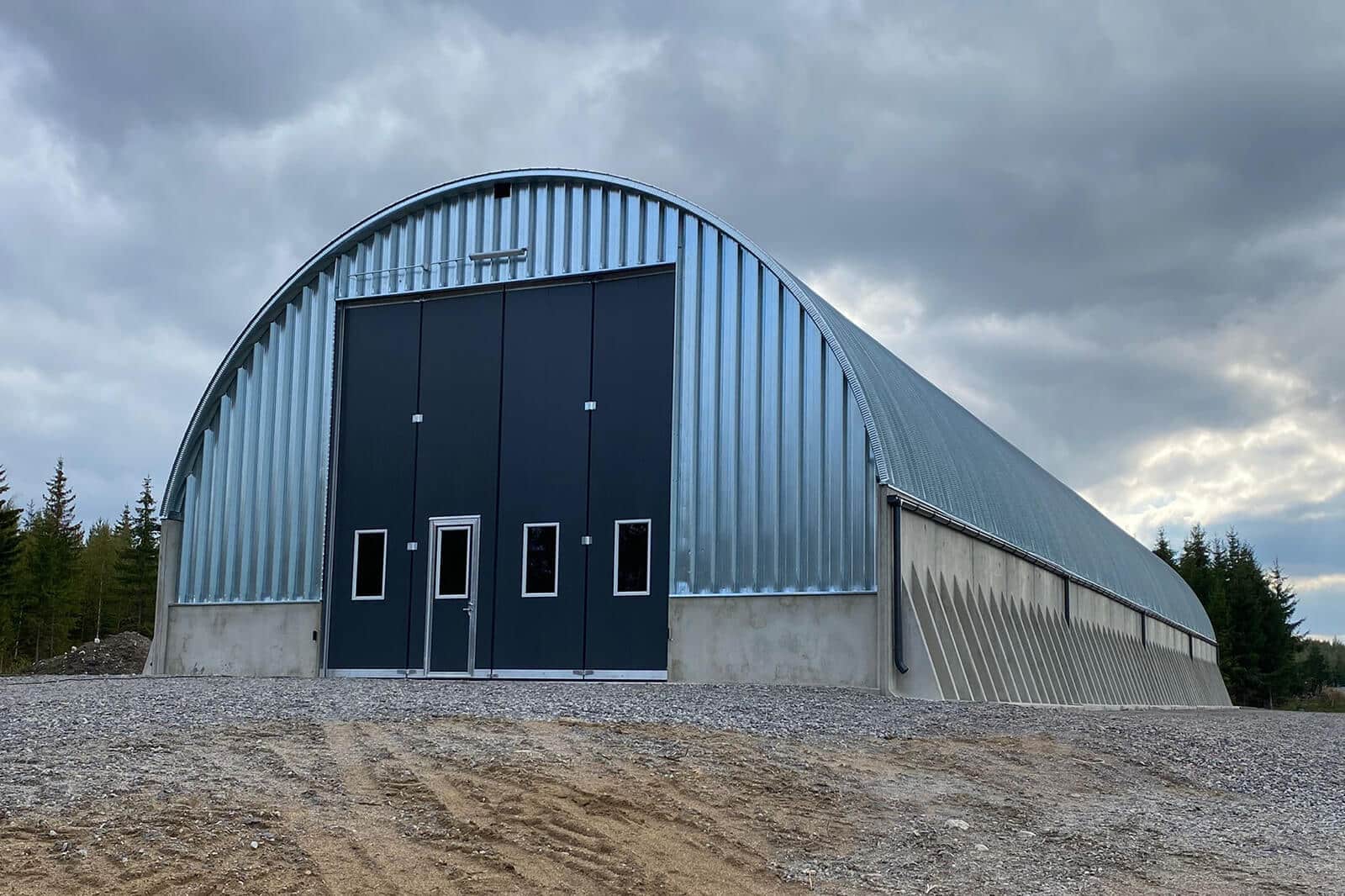 Konehalli Kaarirakenteelta.